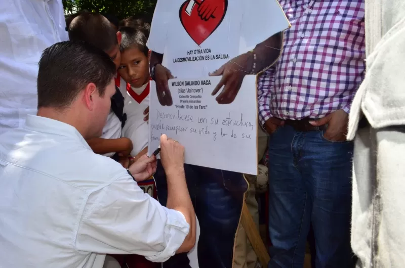 A alias Jainover le escribió el ministro Juan Carlos Pinzón pidiendo que se desmovilice junto a su estructura guerrillera.